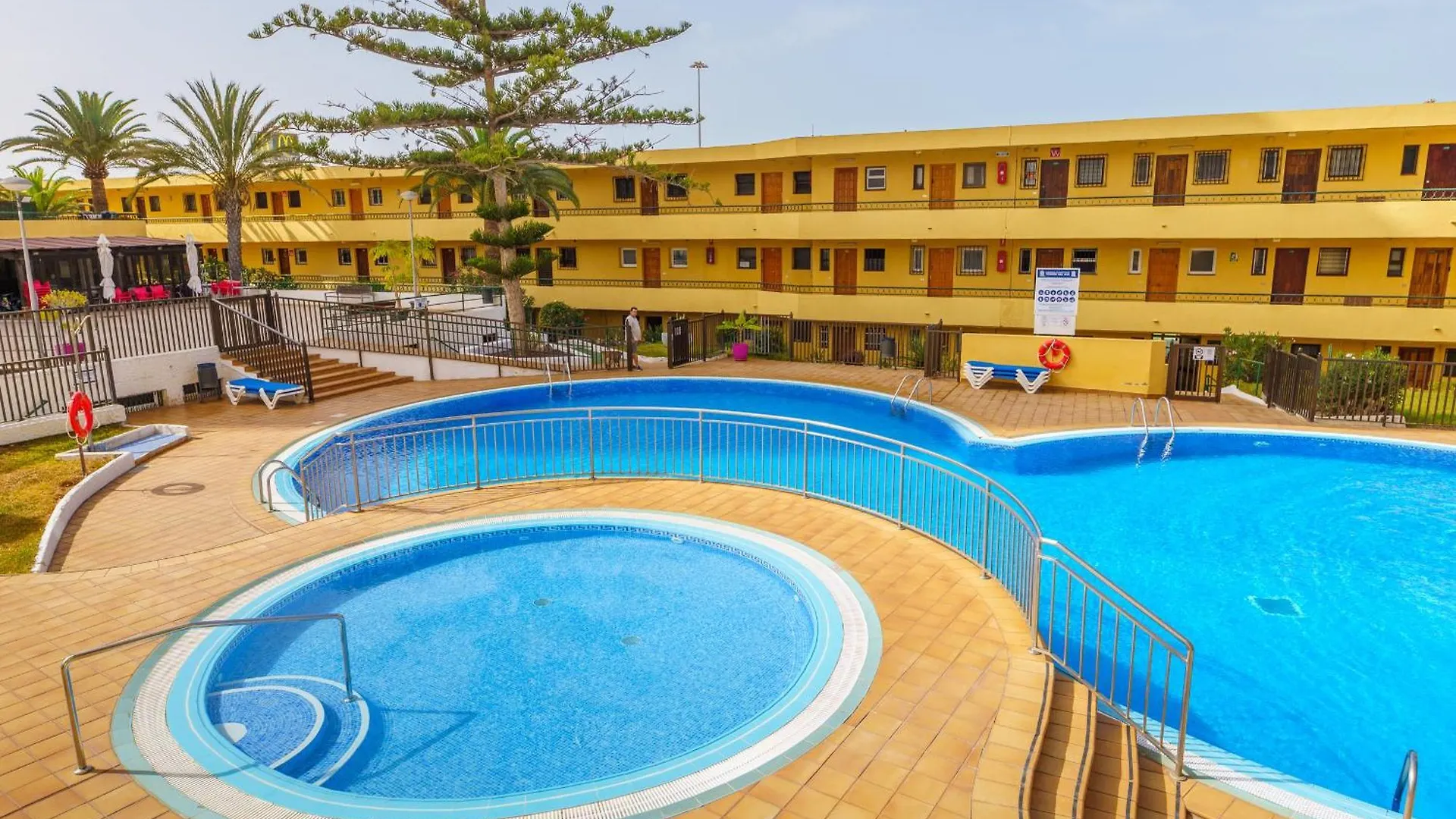 Apartment Suntower Arona - Seaviews & Pool - Next To Beach
