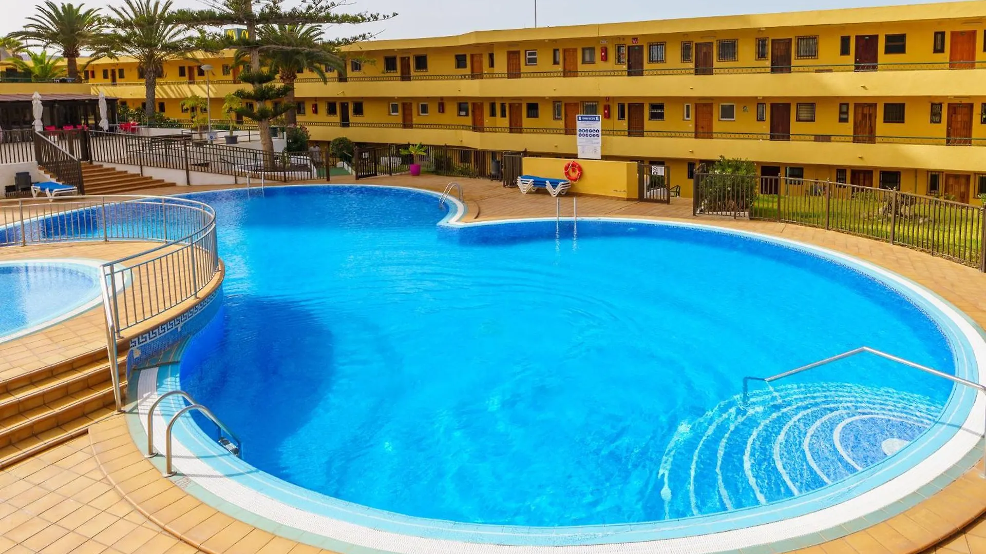 Suntower Arona - Seaviews & Pool - Next To Beach 0*, Arona (Tenerife)